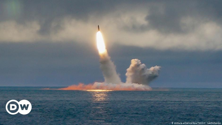 Thay vào đó, những tàu ngầm hạt nhân cũ lớp Delfin mang tên lửa đạn đạo do Liên Xô chế tạo đã được thay thế bằng tàu ngầm lớp Borey, được trang bị tên lửa Bulavas, và có thể phóng đến lãnh thổ Mỹ ngay từ lãnh hải của Nga hoặc thậm chí là từ các căn cứ tàu ngầm.