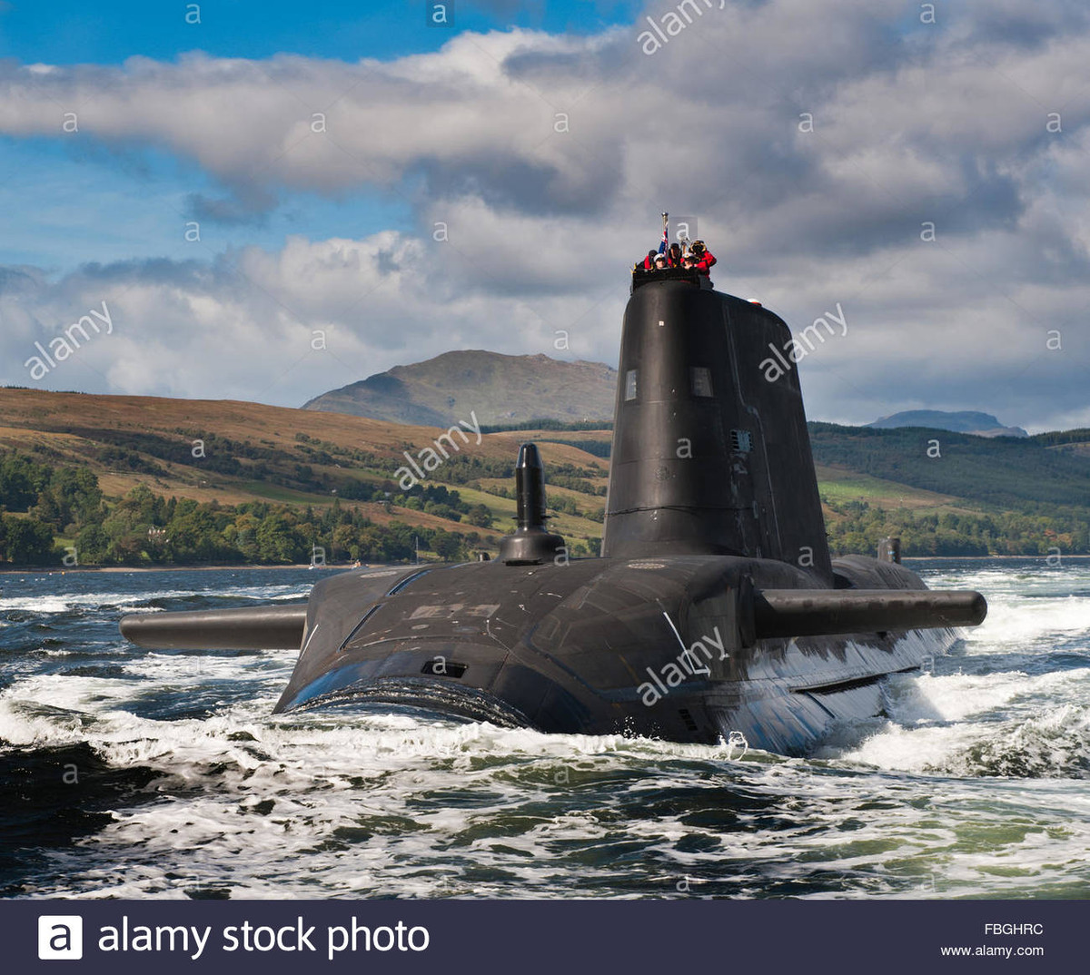 Nói cách khác, đây là một tín hiệu trực tiếp, Mỹ đang tạo ra một nhóm tàu tác chiến đặc biệt ở Đại Tây Dương, để chống lại các tàu ngầm của Nga. Vậy tại sao Mỹ lại làm điều này, phải chăng Mỹ đánh giá quá cao hoạt động của lực lượng tàu ngầm Nga?