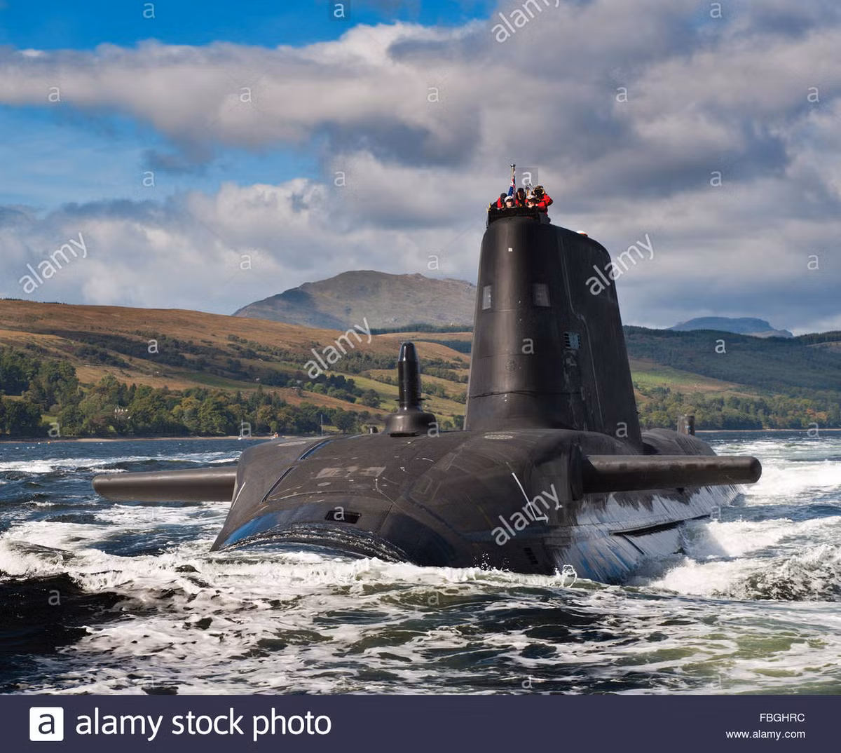 Nói cách khác, đây là một tín hiệu trực tiếp, Mỹ đang tạo ra một nhóm tàu tác chiến đặc biệt ở Đại Tây Dương, để chống lại các tàu ngầm của Nga. Vậy tại sao Mỹ lại làm điều này, phải chăng Mỹ đánh giá quá cao hoạt động của lực lượng tàu ngầm Nga?