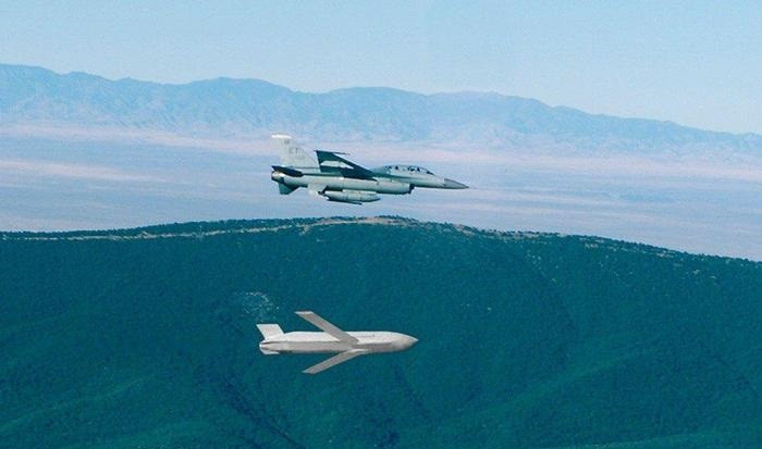 Ngoài ra, máy bay chiến đấu F-16 của Quân đội Ukraine cũng có thể được trang bị tên lửa do Mỹ sản xuất. Nếu có được hệ thống tên lửa tầm xa JASSM của Quân đội Mỹ, F-16 có thể đe dọa Moscow chừng nào nó còn ở Ukraine, bởi tầm bắn của nó của JASSM là gần 1.000km.