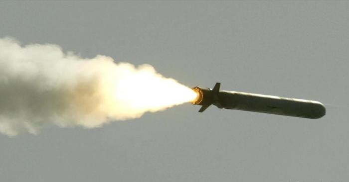 Ngoài ra, Ukraine có thể đang tìm cách mua các hệ thống tên lửa tầm xa khác từ Mỹ, trong đó có tên lửa hành trình Tomahawk, thường được Quân đội Mỹ sử dụng. Đây là loại vũ khí có tầm bắn hơn 2.000km, nên về mặt lý thuyết, nó không chỉ bao phủ thủ đô Moscow, mà còn có thể chạm tới dãy núi Ural.