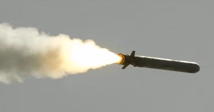 Ngoài ra, Ukraine có thể đang tìm cách mua các hệ thống tên lửa tầm xa khác từ Mỹ, trong đó có tên lửa hành trình Tomahawk, thường được Quân đội Mỹ sử dụng. Đây là loại vũ khí có tầm bắn hơn 2.000km, nên về mặt lý thuyết, nó không chỉ bao phủ thủ đô Moscow, mà còn có thể chạm tới dãy núi Ural.