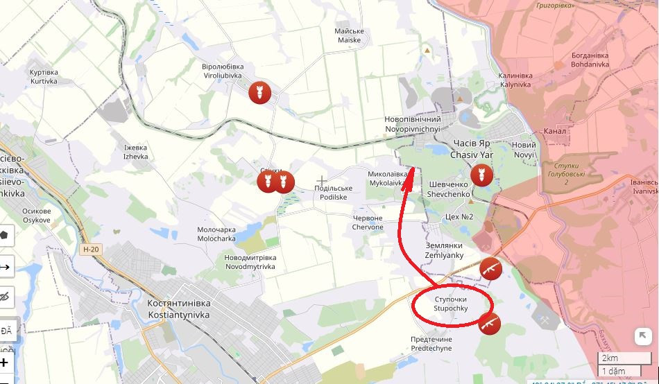 Còn theo chuyên gia Röpke, quân Nga sẽ tấn công thành phố từ phía nam, theo hướng từ làng Stupochki. Có lẽ, chỉ huy Quân đội Nga sẽ không ra lệnh cho quân của mình tiến sâu theo hướng tây và tiến thẳng tới Konstantinovka, mà sẽ giành chỗ đứng và triển khai một phần đội hình chiến đấu về phía bắc, để tiến hành các hoạt động tấn công vào trung tâm Chasov Yar. 