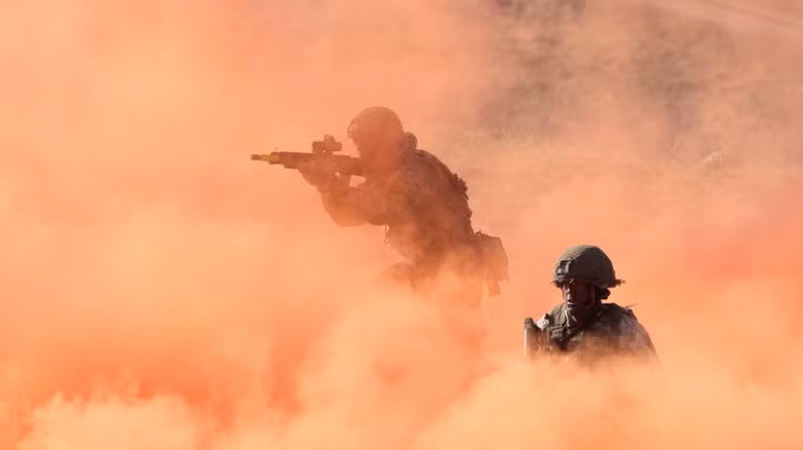 Trong video này, Anderson cho biết, từ năm 2019 đến năm 2023, anh ta làm lính thông tin trong quân đội Anh, sau đó đến Ukraine và gia nhập vào một trong những nhóm dân tộc chủ nghĩa cực đoan, chiến đấu bên phía AFU và vượt biên giới vào lãnh thổ Nga, ở khu vực Kursk. 