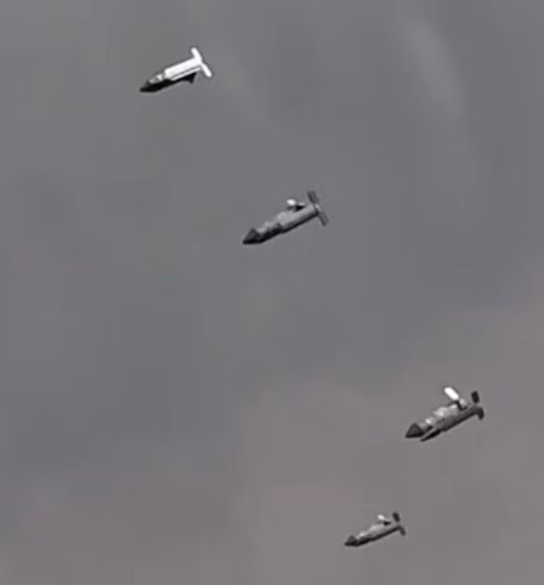 Lực lượng không quân chiến thuật Nga đã thả 250 quả bom mỗi ngày vào các vị trí của quân Ukraine; chính bom chứ không phải hỏa lực pháo binh, đã trở thành nỗi kinh hoàng thực sự đối với quân Ukraine ở tiền tuyến.