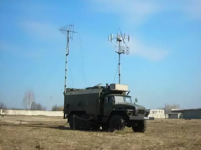 Mỹ và các nước phương Tây đã cung cấp cho Ukraine số lượng lớn tên lửa phòng không, với mục đích giúp Ukraine nâng cao năng lực đánh chặn, trong bối cảnh quân đội Nga tăng cường không kích. Tuy nhiên, Nga đã tận dụng tác chiến điện tử, để chế áp thành công hệ thống radar của hệ thống tên lửa phòng không Ukraine.