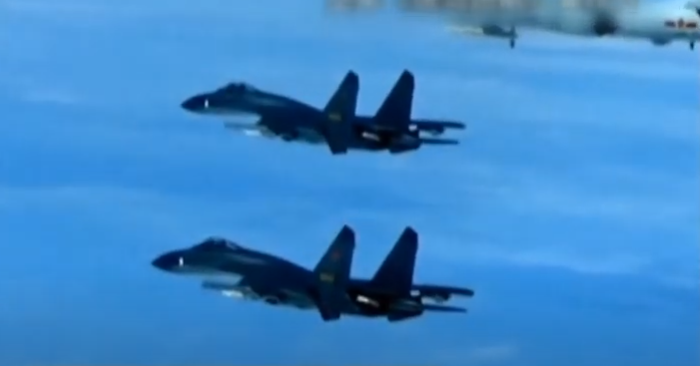 Mới đây nhất, Không quân Trung Quốc đã đưa 34 chiến đấu cơ J-16 và 12 máy bay ném bom H-6 có khả năng mang vũ khí hạt nhân bay ở khu vực gần quần đảo Đông Sa, cách cảng Cao Hùng của Đài Loan 444 km.