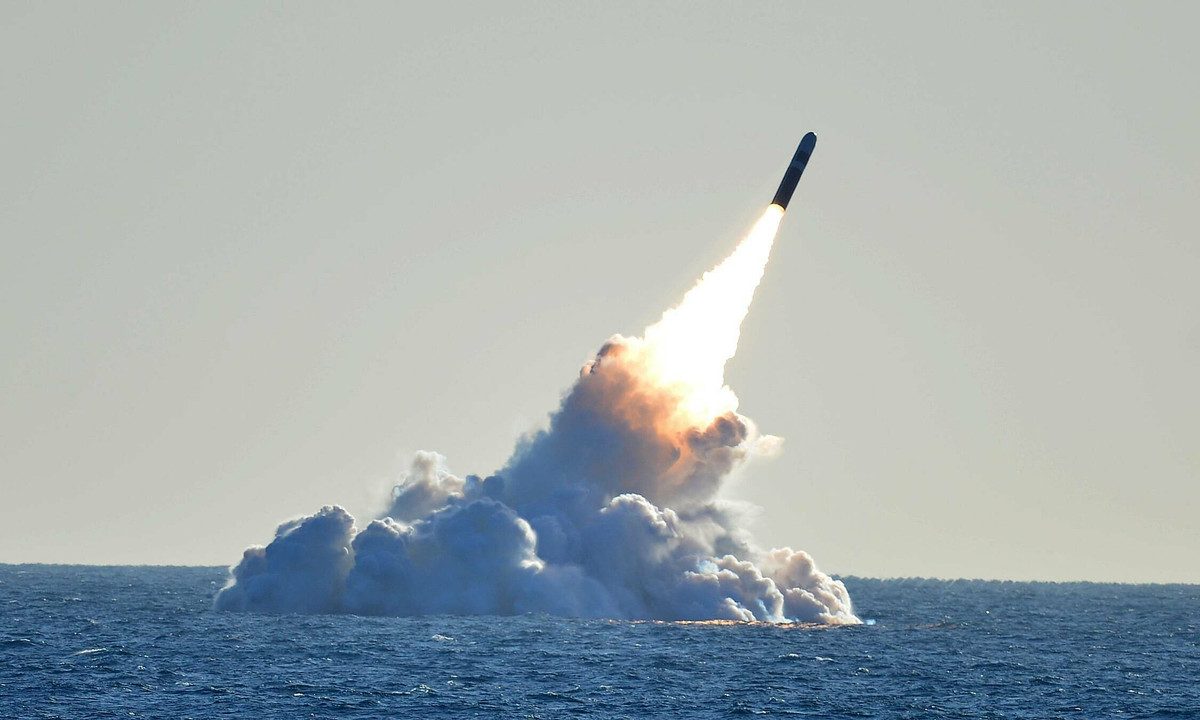 Trong thời kỳ đỉnh điểm của Chiến tranh Lạnh, trên biển một số lượng lớn các tàu ngầm mang tên lửa đạn đạo của Liên Xô, thường xuyên tuần tiễu không quá xa bờ biển Mỹ, để sẵn sàng tấn công hạt nhân vào lãnh thổ Mỹ.