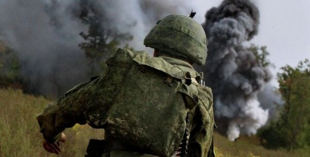 Các đơn vị của Lữ đoàn bộ binh cơ giới số 15 của RFAF bắt đầu di chuyển xa hơn về phía tây và tây bắc từ Selidove vào cuối tháng 11, dọc theo tuyến tác chiến Petrovka-Pustynka-Zheltoye, ngay phía nam Pokrovsk, với ý định bao vây thành phố từ phía nam.