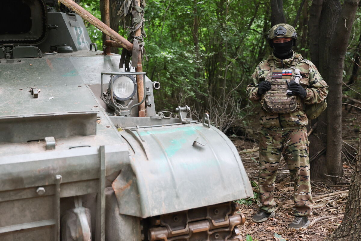 Theo ISW, mối đe dọa lớn nhất đối với lực lượng phòng thủ Ukraine ở Pokrovsk hiện nay chính là Sư đoàn xe tăng 90 của RFAF. Đây là đơn vị rất mạnh, theo ISW, Bộ Tổng tham mưu RFAF thường điều động Sư đoàn tăng 90 đến các mặt trận trọng điểm để phát huy lợi thế chiến thuật. Bây giờ các đơn vị của Sư đoàn xe tăng 90 đang tấn công dọc theo tuyến Novotroitskoye-Ukrainka, ở phía nam Pokrovsk.