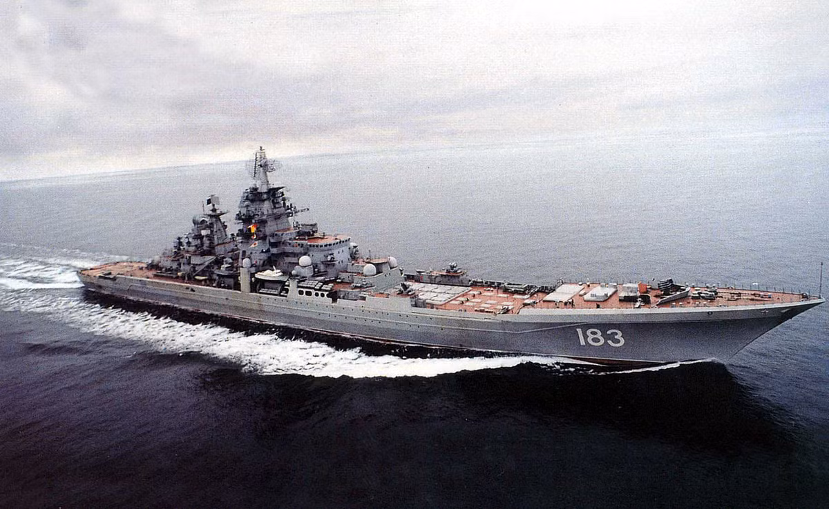 Mặc dù hai lò phản ứng KN3 có thể tạo ra tổng công suất 140.000 mã lực khi dẫn động hai tuabin hơi nước GTEHA-653, nhưng nhìn chung các thủy thủ trên tàu đều phản hồi rằng, hệ thống động lực của tàu lớp Kirov vô cùng phức tạp và “mỏng manh”; phải có kỹ năng thành thạo, thì thủy thủ mới có thể vận hành an toàn.