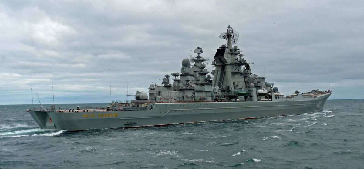 Trong suốt lịch sử phục vụ của lớp tàu tuần dương chạy bằng năng lượng hạt nhân Kirov, về cơ bản, lớp tàu này đã chứng kiến toàn bộ quá trình chuyển từ “thịnh” sang “suy” của Hải quân Liên Xô. Nhưng một thời, Kirov là biểu tượng sức mạnh của Hải quân Liên Xô trên các đại dương, khiến ngay cả Hải quân Mỹ cũng phải ngán ngại. Nguồn ảnh: Warhistory.