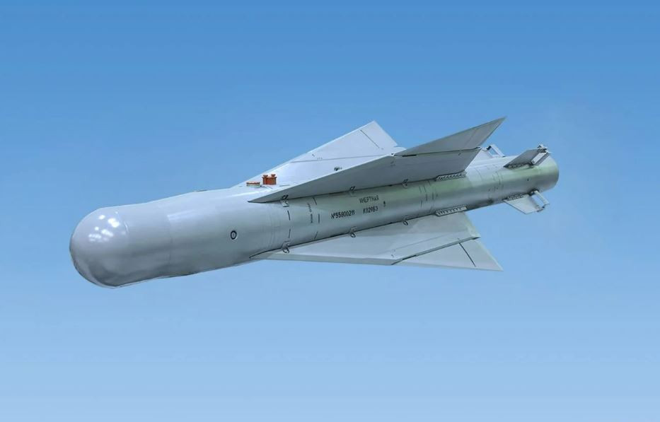 Để đạt được hiệu quả tối đa, máy bay mang bom UPAB-1500B phải bay lên độ cao ít nhất 14 km. Các nhà phân tích cho rằng, quả bom cực kỳ chính xác nhờ dẫn đường vệ tinh và dẫn đường quán tính. Việc dẫn đường bằng quán tính cũng giúp bom UPAB-1500B có khả năng chống tác chiến điện tử cao.