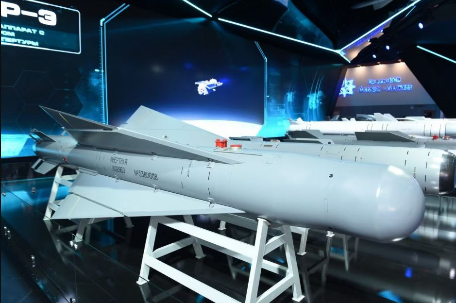 Bom UPAB-1500B có thiết kế đầu hình nón, thân hình bầu dục theo toàn bộ chiều dài của nó. Bốn cánh nâng ở giữa và bốn cánh lái nhỏ hơn ở đuôi. UPAB-1500B sử dụng phương pháp dẫn đường hỗn hợp giữa quán tính và vệ tinh. 