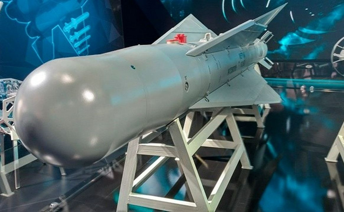 Mặc dù đầu đạn của bom UPAB-1500B có sức công phá lớn, có thể xuyên thủng trần nhà và phá hủy các công sự kiên cố, nhưng UPAB-1500B cũng có những hạn chế nhất định. Một trong những hạn chế đó là nó không thể tấn công các mục tiêu đang di chuyển. Chính sự điều chỉnh quán tính của vệ tinh đã ngăn cản quả bom làm điều này.