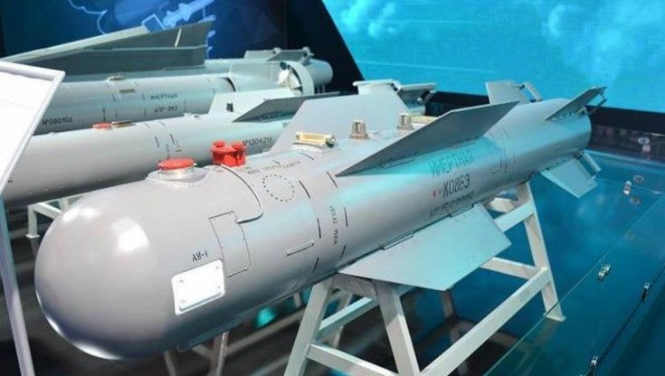 Bom lượn UPAB-1500B sử dụng ngòi nổ tiếp xúc ba chế độ (chạm nổ, chậm và chậm vừa). Tùy theo tính chất của mục tiêu, phi công sẽ đặt chế độ ngòi nổ; ví dụ với những công sự bê tông, quả bom sẽ xuyên sâu sau đó mới phát nổ; nhưng với những mục tiêu sinh lực lộ, chế độ chạm nổ sẽ được kích hoạt khi bom chạm mục tiêu.