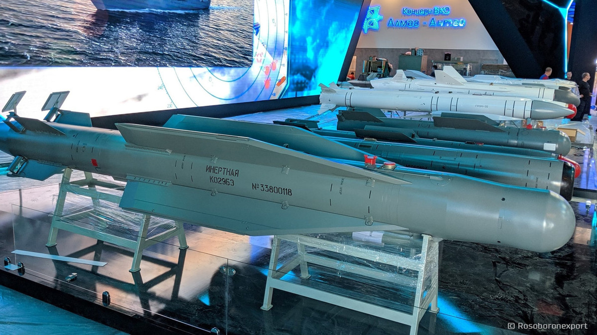 Khi đó cũng không có thông tin về việc liệu quá trình sản xuất hàng loạt bom UPAB-1500B đã được bắt đầu hay chưa? Nhưng cho đến năm 2020, bom UPAB-1500B đã chính thức được Quân đội Nga đưa vào biên chế. 