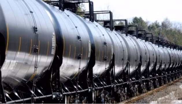 Còn theo truyền thông Ukraine, phía Nga đã bí mật chuyển giao 9.000 tấn nhiên liệu, nhiều xe tăng, xe chiến đấu bộ binh, vũ khí phòng không và máy bay không người lái cho các sư đoàn và đơn vị của quân đoàn 1 (Donetsk) và 2 (Luhansk) bằng đường sắt và đường bộ.