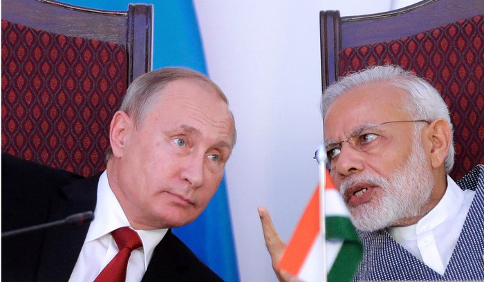 Thỏa thuận được ký kết trong bối cảnh Tổng thống Nga Putin có chuyến thăm Ấn Độ. Cho đến nay, Nga vẫn là đối tác quốc phòng trung thành của Ấn Độ và Ấn Độ đang tiếp nhận hệ thống phòng không S-400 của Nga, mặc dù điều này cũng có thể dẫn đến các lệnh trừng phạt của Mỹ.