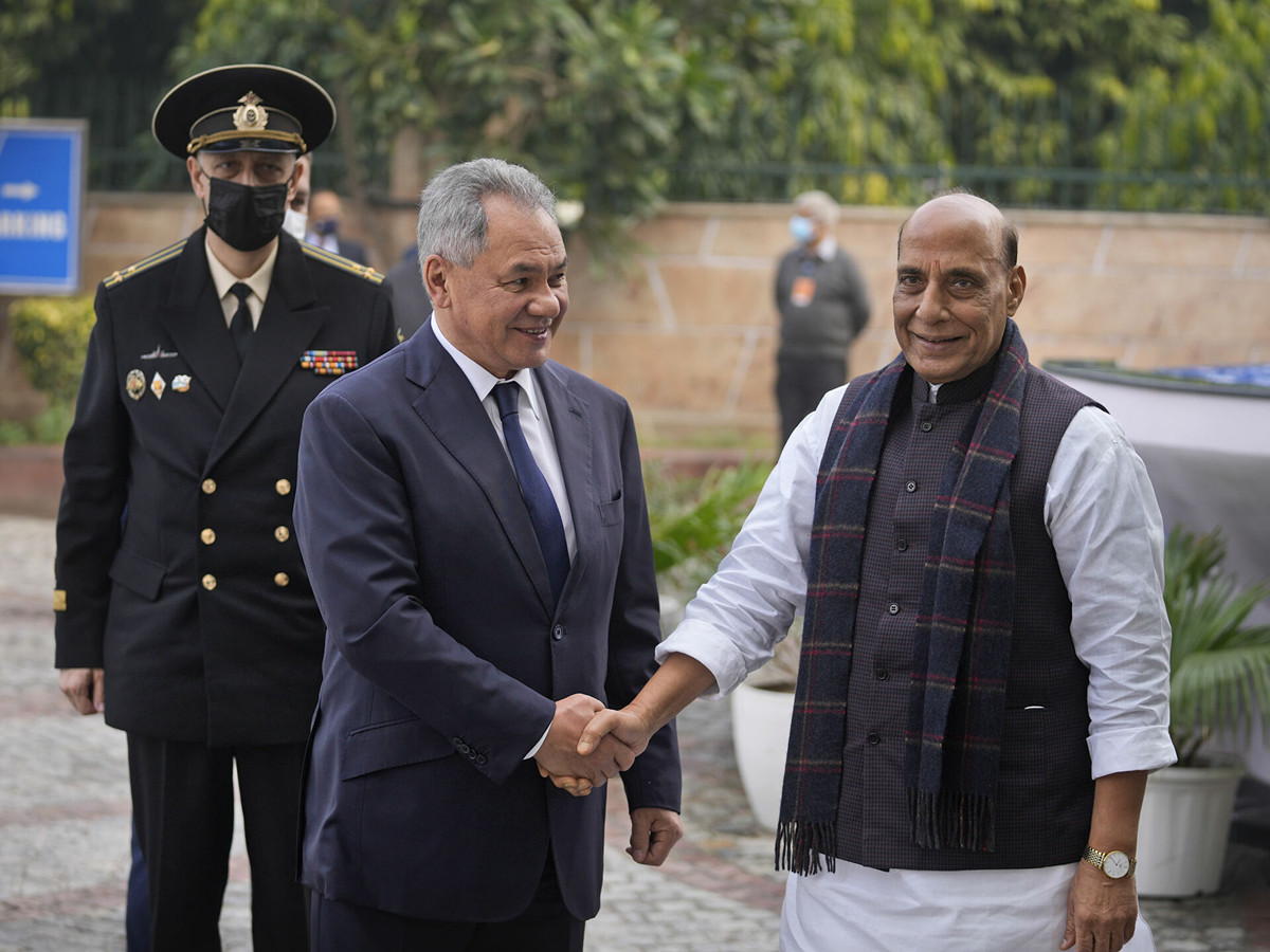 Ngày 6/12 vừa qua, Bộ trưởng Quốc phòng Ấn Độ Rakhnat Singh và Bộ trưởng Quốc phòng Nga Sergei Shoigu đã ký một số thỏa thuận quốc phòng, trong đó quan trọng nhất là việc sản xuất súng trường tấn công AK-203 ở Ấn Độ.