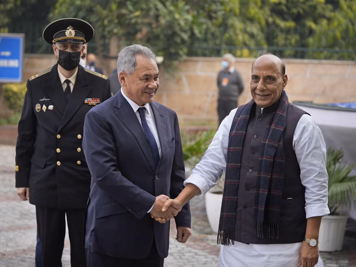 Ngày 6/12 vừa qua, Bộ trưởng Quốc phòng Ấn Độ Rakhnat Singh và Bộ trưởng Quốc phòng Nga Sergei Shoigu đã ký một số thỏa thuận quốc phòng, trong đó quan trọng nhất là việc sản xuất súng trường tấn công AK-203 ở Ấn Độ.