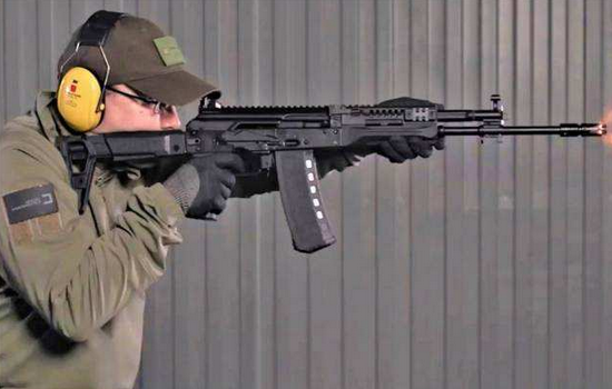 Đây không phải là lần đầu tiên Ấn Độ và Nga cùng phát triển một hệ thống vũ khí, trước đó hai nước đã cùng sản xuất tên lửa hành trình siêu thanh BrahMos. Tuy nhiên, việc sản xuất súng trường tấn công sẽ cải thiện đáng kể khả năng chiến đấu của quân đội Ấn Độ và kế hoạch “Sản xuất tại Ấn Độ” của chính phủ Modi. 