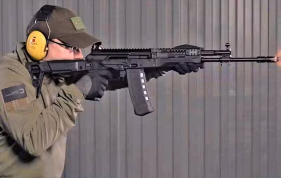 Đây không phải là lần đầu tiên Ấn Độ và Nga cùng phát triển một hệ thống vũ khí, trước đó hai nước đã cùng sản xuất tên lửa hành trình siêu thanh BrahMos. Tuy nhiên, việc sản xuất súng trường tấn công sẽ cải thiện đáng kể khả năng chiến đấu của quân đội Ấn Độ và kế hoạch “Sản xuất tại Ấn Độ” của chính phủ Modi. 