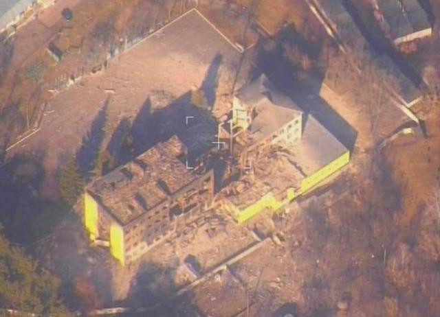 Thứ ba là độ chính xác, có thể so sánh với tên lửa hành trình, với sai số dưới 2 mét. Đánh giá về các bức ảnh ngắm bắn lần này của Quân đội Nga, nó tương đương với độ chính xác của tên lửa hành trình.