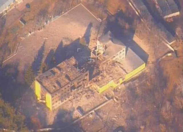 Thứ ba là độ chính xác, có thể so sánh với tên lửa hành trình, với sai số dưới 2 mét. Đánh giá về các bức ảnh ngắm bắn lần này của Quân đội Nga, nó tương đương với độ chính xác của tên lửa hành trình.