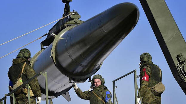 Đầu đạn của tên lửa Iskander cũng rất mạnh, bao gồm đầu đạn thông thường, đầu đạn nổ cao và các đầu đạn đặc biệt như đầu đạn chùm, bom xuyên đất, bom xung điện từ.