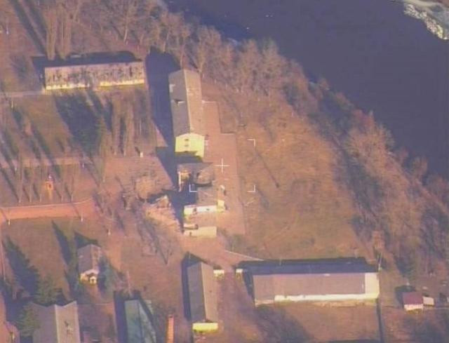 Vậy tại sao tên lửa Iskander lại có độ chính xác cao như vậy, bởi vì nó sử dụng một máy bay không người lái đặc biệt, để thu thập dữ liệu mục tiêu; sau đó hiển thị hình ảnh mục tiêu tấn công trên màn hình lớn, và người bắn trực tiếp ngắm và bắn, giống như tên lửa hành trình.