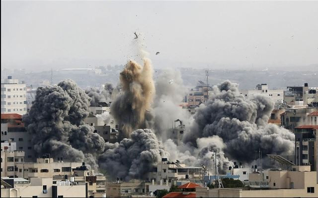 Các vấn đề trên chiến trường cuối cùng đều nằm ở hỏa lực. Giờ đây, Israel cũng đã học được chiến thuật này và tiếp tục ném bom các tòa nhà ở Dải Gaza, khiến Hamas không tung ra đòn phản công hiệu quả. Nhà cửa bị thổi bay, làm sao Hamas có thể đánh du kích và phục kích?