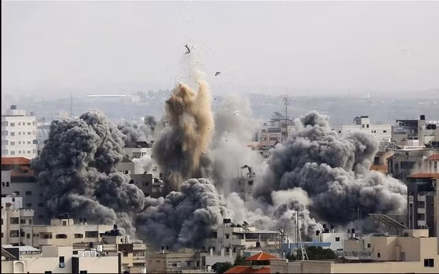 Các vấn đề trên chiến trường cuối cùng đều nằm ở hỏa lực. Giờ đây, Israel cũng đã học được chiến thuật này và tiếp tục ném bom các tòa nhà ở Dải Gaza, khiến Hamas không tung ra đòn phản công hiệu quả. Nhà cửa bị thổi bay, làm sao Hamas có thể đánh du kích và phục kích?