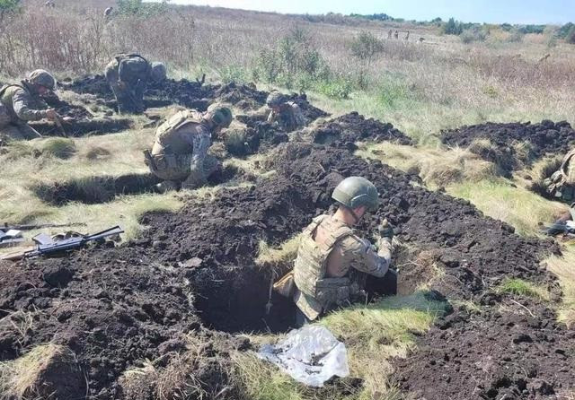 Không còn tòa nhà, sẽ không còn công sự và hầm trú ẩn; vậy số quân Ukraine còn lại đang trốn ở đâu? Tất cả sẽ được phơi bày ngoài không gian rộng mở trên những bình nguyên miền đông Ukraine. Và khi thời cơ đến, họ sẽ biết được sức mạnh khủng khiếp của bom chùm, bom nhiệt áp và bom cháy của Nga.