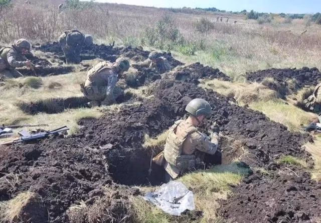 Không còn tòa nhà, sẽ không còn công sự và hầm trú ẩn; vậy số quân Ukraine còn lại đang trốn ở đâu? Tất cả sẽ được phơi bày ngoài không gian rộng mở trên những bình nguyên miền đông Ukraine. Và khi thời cơ đến, họ sẽ biết được sức mạnh khủng khiếp của bom chùm, bom nhiệt áp và bom cháy của Nga.