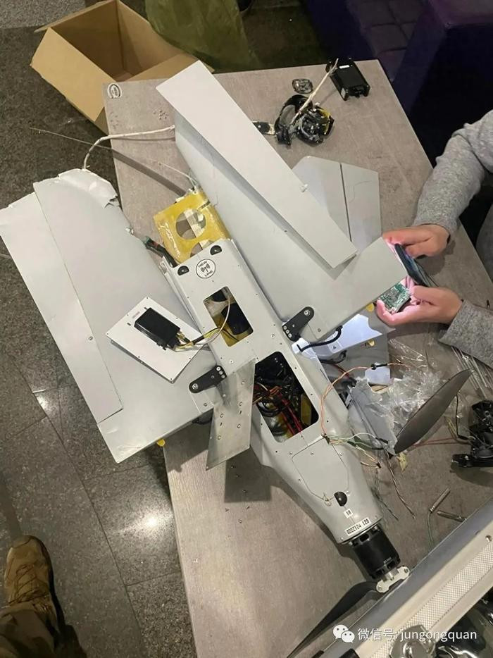 Thực ra UAV Lancet không phải là vũ khí công nghệ quá hiện đại. Cách đây không lâu, người Ukraine đã thu được 2 chiếc Lancet 2 từ chiến trường và mang về để tháo dỡ. Họ phát hiện ra rằng, nhiều con chip trên bảng mạch tích hợp được sử dụng trong UAV Lancet là của Mỹ. Ví dụ bộ vi điều khiển NVIDIA Jetson TX2 và chip Xilinx Zynq. 