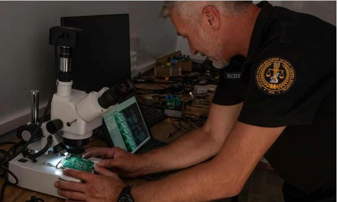 Theo ông Oleksandr ở “Trung tâm phân tích vũ khí Nga” của Ukraine, hầu hết các linh kiện công nghệ cao trong vũ khí Nga mà họ mổ xẻ, đều là hàng nhập khẩu phần lớn từ các nước phương Tây. Việc phát hiện ra những linh kiện trong vũ khí Nga, nhằm ngăn cản Moskva trong nỗ lực sản xuất tên lửa, UAV để tấn công Ukraine trong tương lai.