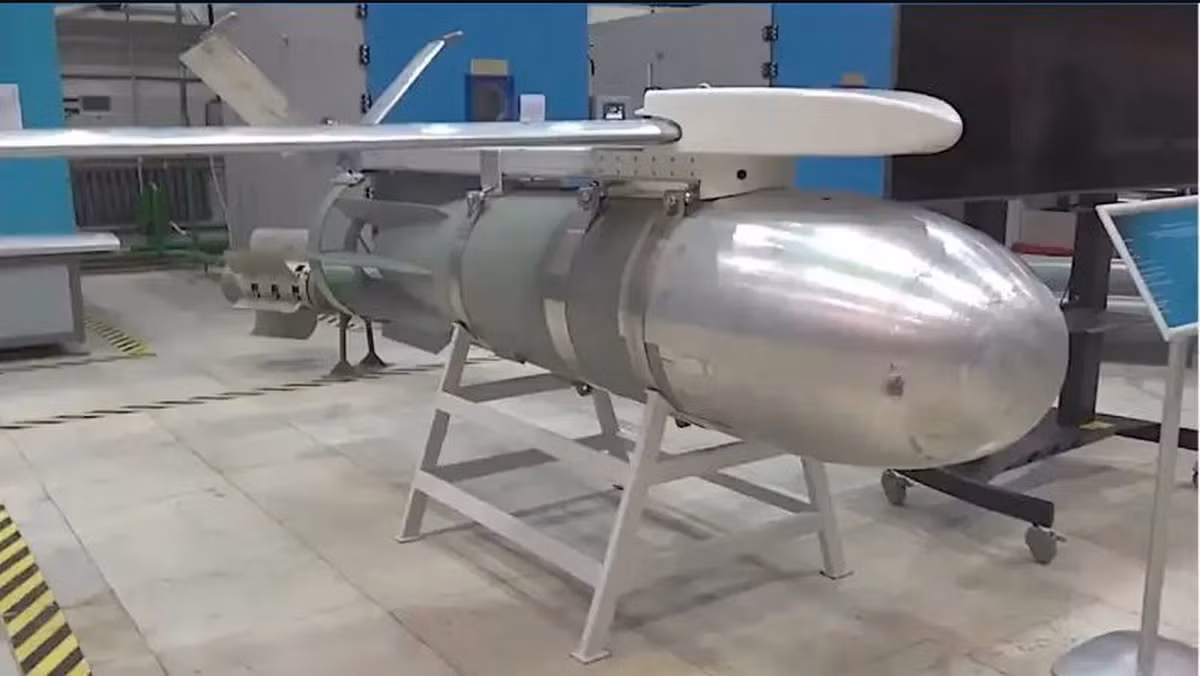 Đặc biệt ấn tượng là việc Không quân Nga sử dụng rộng rãi bom lượn có điều khiển 1.500 kg, đủ sức phá hủy các mục tiêu kiên cố của Ukraine. Chỉ cần nhấn mạnh, ngay cả đối với biến thể đặc biệt của loại bom 1.500 kg này, thì lượng thuốc nổ của nó vẫn đạt gần 700 kg. 