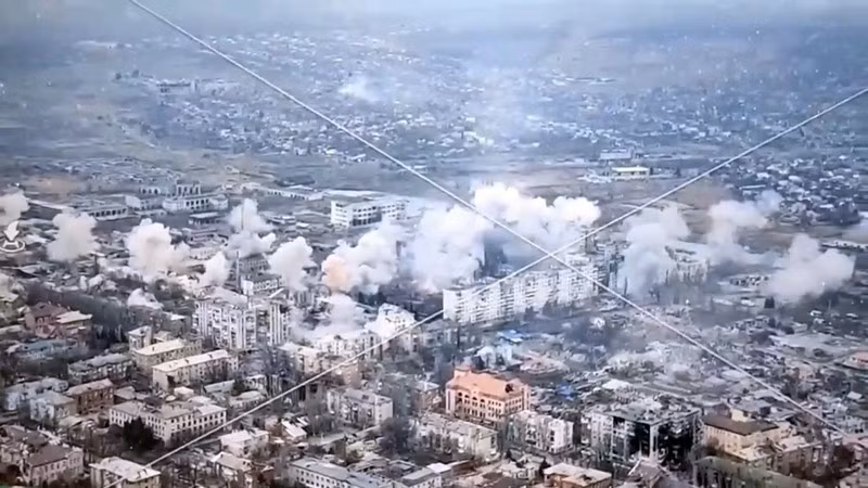 Pháo binh Nga bắn phá liên tục, trong khi không quân chiến thuật ném bom có điều khiển; pháo phản lực phóng loạt BM-21 và BM-30, súng cối và tên lửa chống tăng có điều khiển (ATGM) cũng tham gia bắn phá liên hồi. Trước hỏa lực kinh hoàng của Nga, quân Ukraine bị đẩy lùi hàng trăm mét, một số đơn vị của Ukraine hết đạn.