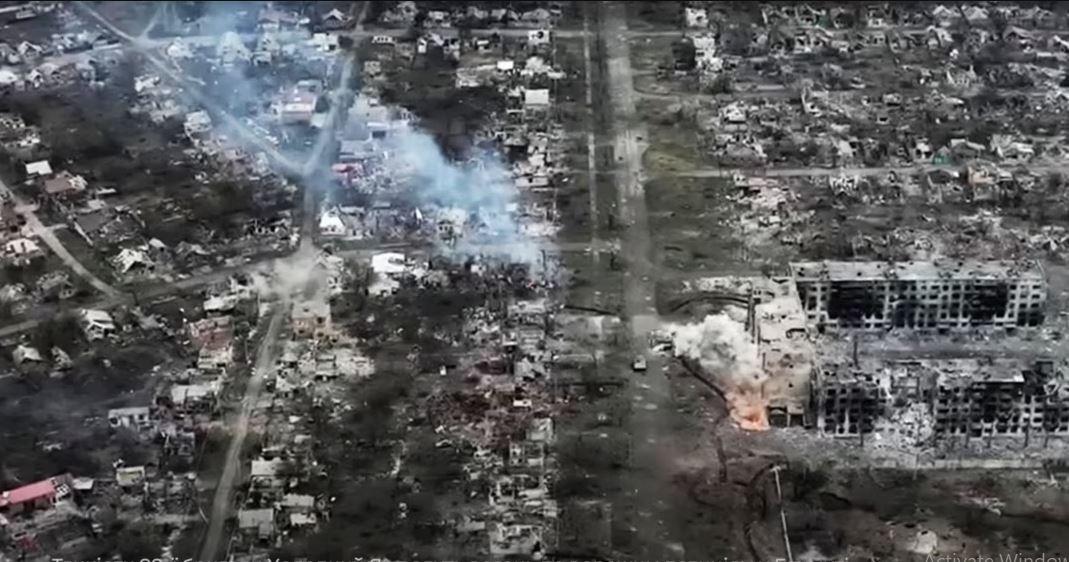 Theo các phóng viên chiến trường của Nga, các vị trí phòng ngự của Ukraine ở Avdeevka đã bị tấn công mạnh nhất kể từ khi xung đột Nga-Ukraine nổ ra. Các loại pháo, tên lửa, bom hàng không bao trùm lên thành phố, khiến Avdeevka bị bao phủ trong khói đen từ những đám cháy mạnh.