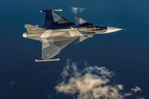 Theo truyền thông Nga, hai máy bay chiến đấu Saab JAS 39 Gripen của Không quân Thụy Điển, đã tiếp cận tàu chiến Nga một cách nguy hiểm; có thể đang thực hành các cuộc tấn công giả định, mặc dù đại diện Bộ Quốc phòng Thụy Điển không công bố thông tin này.