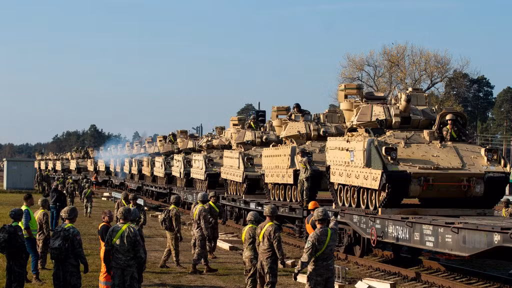 Đồng thời, các nguồn tin cho biết, việc vận chuyển xe bọc thép hạng nặng đã được chú ý ở phía đông nam của Ba Lan. Điều này không loại trừ khả năng NATO sẽ điều quân đến Ukraine, như ông Jens Stoltenberg, Tổng Thư ký của khối quân sự này đã tuyên bố trước đó.