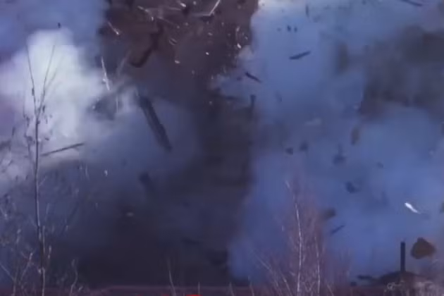 Trong video, người xem có thể thấy hệ thống pháo phản lực phóng loạt, phóng ít nhất 30 quả rocket vào các vị trí phòng ngự của Quân đội Ukraine. Đồng thời có thông tin cho rằng, một đòn tấn công tương tự đã được tiến hành trước đó, bao gồm 30 quả đạn được bắn ra.