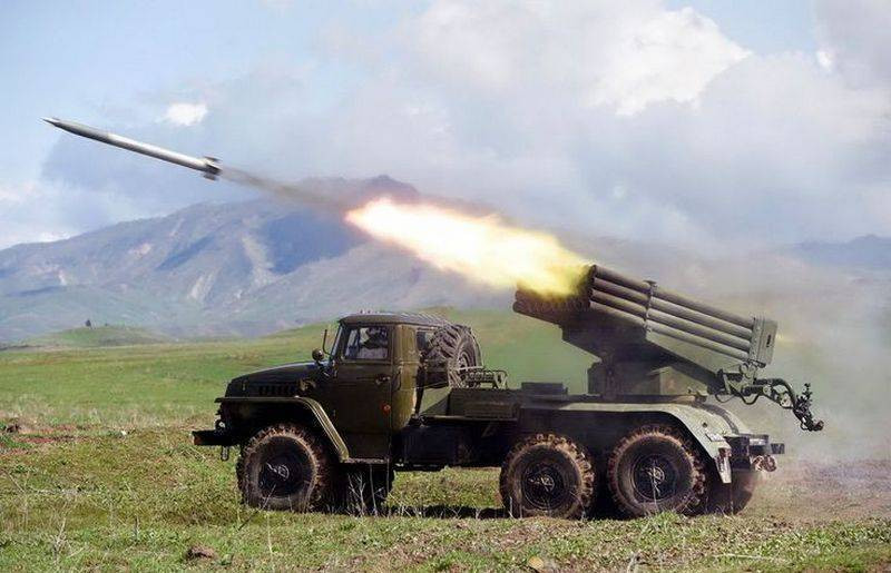 Hàng chục cuộc tấn công bằng pháo phản lực phóng loạt MLRS BM-21 Grad của lực lượng dân quân LPR, đã đánh trúng các vị trí phòng ngự của Quân đội Ukraine tại khu dân cư Kamyshevakh, thuộc vùng Pervomaisk.