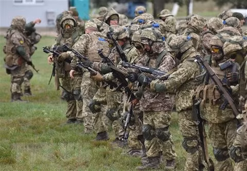 Tướng David Petraeus phân tích, quân đội Ukraine có khả năng sẽ tăng tốc tiến công, bởi quân đội Nga khó có thể triển khai phòng ngự ở tuyến phòng thủ thứ hai, dày đặc như tuyến đầu tiên. Ngoài ra, quân đội Nga còn thiếu lực lượng dự bị chiến lược lớn. 