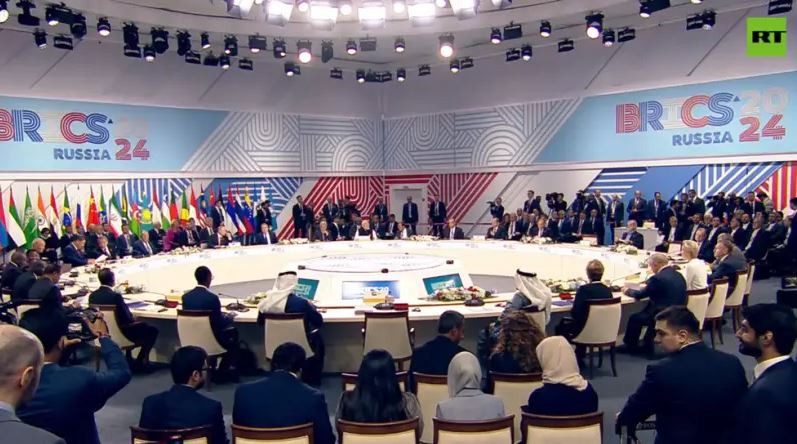 Tổng thống Nga Putin, khi trả lời phóng vấn của các phóng viên tại Hội nghị thượng đỉnh BRICS, tổ chức tại thành phố Kazan của Nga vào ngày 25/10 cho biết, Quân đội Nga đang tích cực, tự tin tiến về phía trước, đẩy lùi quân Ukraine ra khỏi lãnh thổ Nga. Tuy nhiên tình hình khu vực Kursk không đơn giản như vậy.