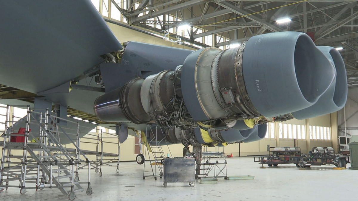 Ngoài việc thay thế động cơ, Mỹ còn thay thế các hệ thống lạc hậu khác trên máy bay B-52. Năm 2011, Không quân Mỹ đã chi 12 tỷ USD cho Boeing để cải tiến tất cả 76 chiếc B-52, bao gồm việc bổ sung liên kết dữ liệu LINK16 và các màn hình buồng lái mới.