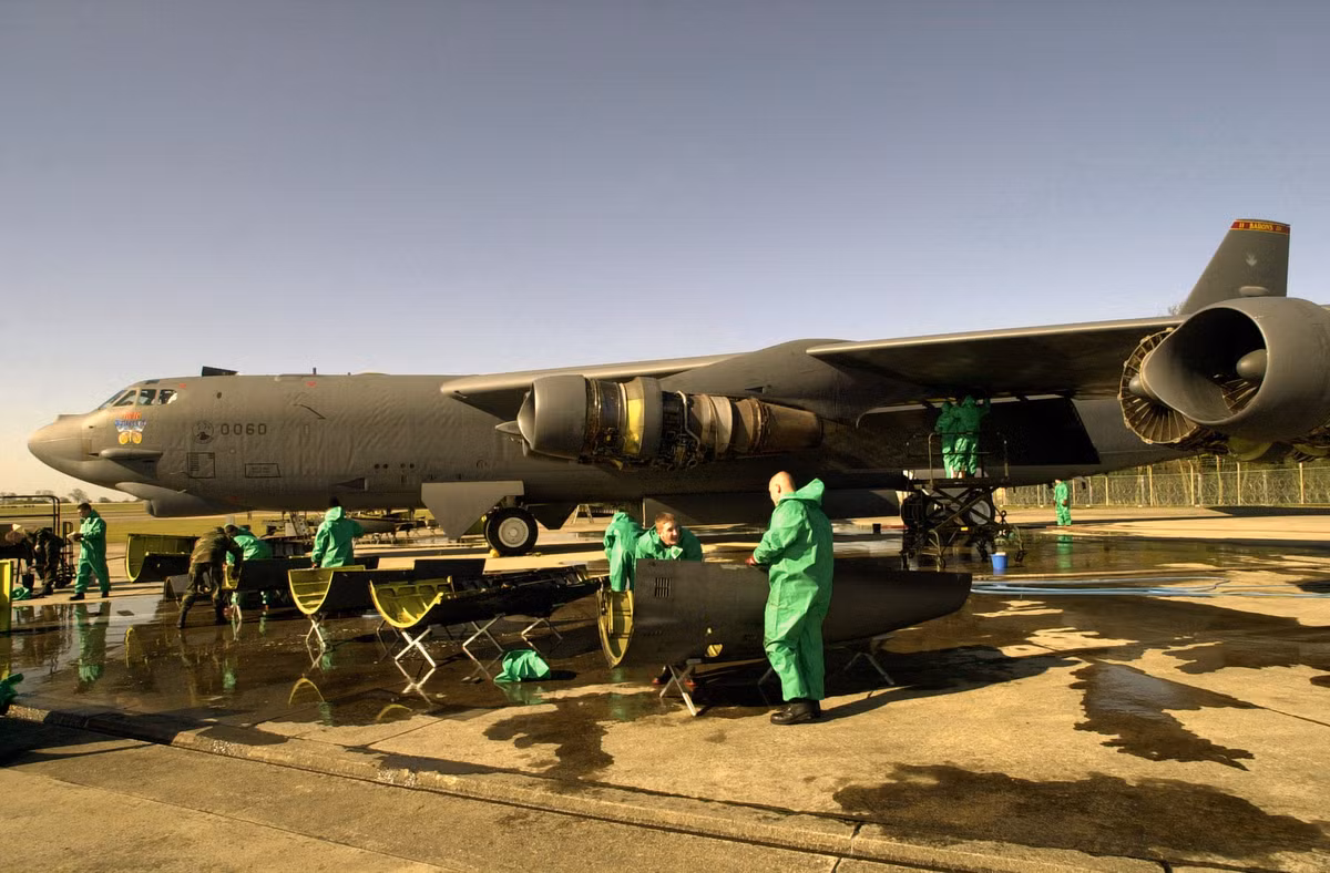 Về danh nghĩa, B-52 vẫn là một chiếc máy bay ném bom cũ, được chế tạo từ những năm 1950, 1960; nhưng về “chất”, nó đã thay đổi toàn diện, từ ngoại hình cho đến bên trong và Không quân Mỹ đang cân nhắc đặt tên mới cho loại máy bay này. Máy bay ném bom cải tiến có thể được gọi là B-52H + hoặc B-52J.