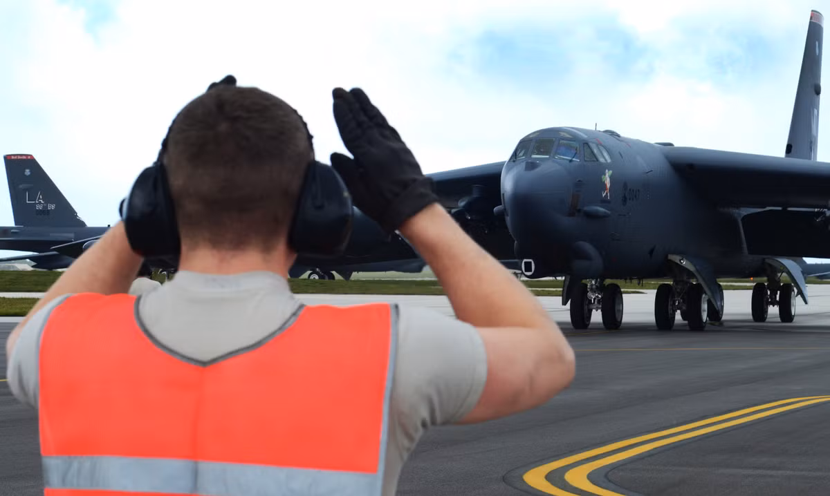 Đại tá Robert Dukin, lúc đó là chỉ huy Đơn vị B-52 thuộc Phi đội 28 ném bom Nam Dakota nói rằng, ông sẽ rất ngạc nhiên nếu bất kỳ chiếc B-52 nào vẫn còn đinh tán được sản xuất tại nhà máy, vì tất cả số B-52 hiện còn sử dụng, đã thay thế hầu hết các bộ phận của nó.