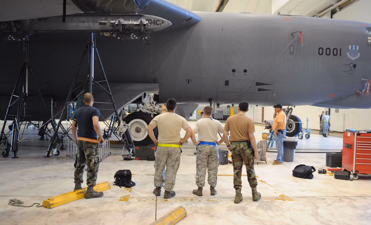 Thành phần dễ bị hỏng nhất của B-52 là lớp vỏ bọc trên cánh chính. Ngay từ cuối những năm 1970, Boeing đã thay thế lớp nhôm, bằng vật liệu tổng hợp trên tất cả các cánh máy bay ném bom B-52 đang hoạt động.